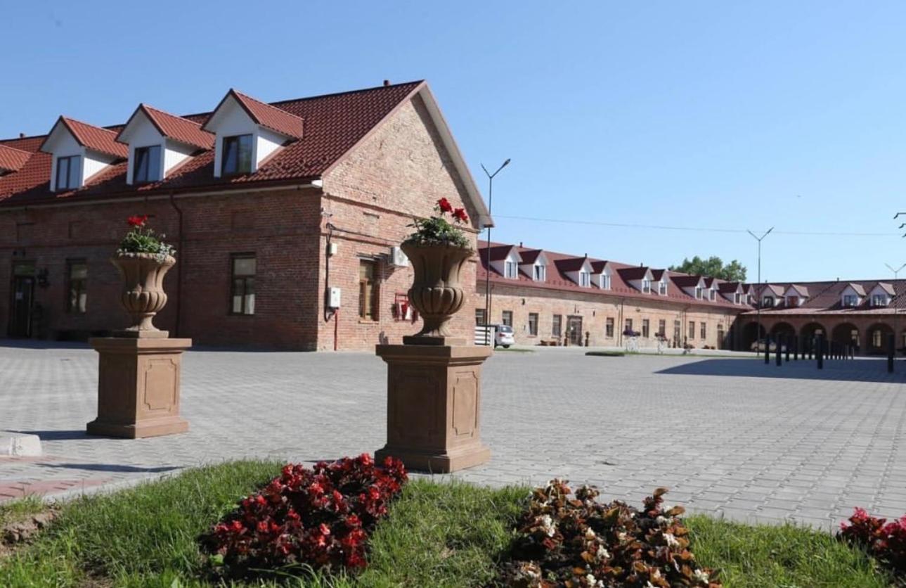 Готель Бережани Exteriör bild